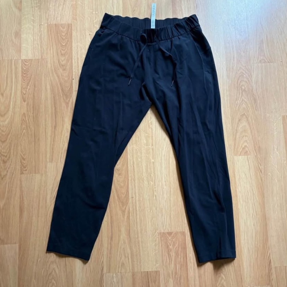Lululemon women’s on the fly black size 8 stretch  Black Drawstring Pants